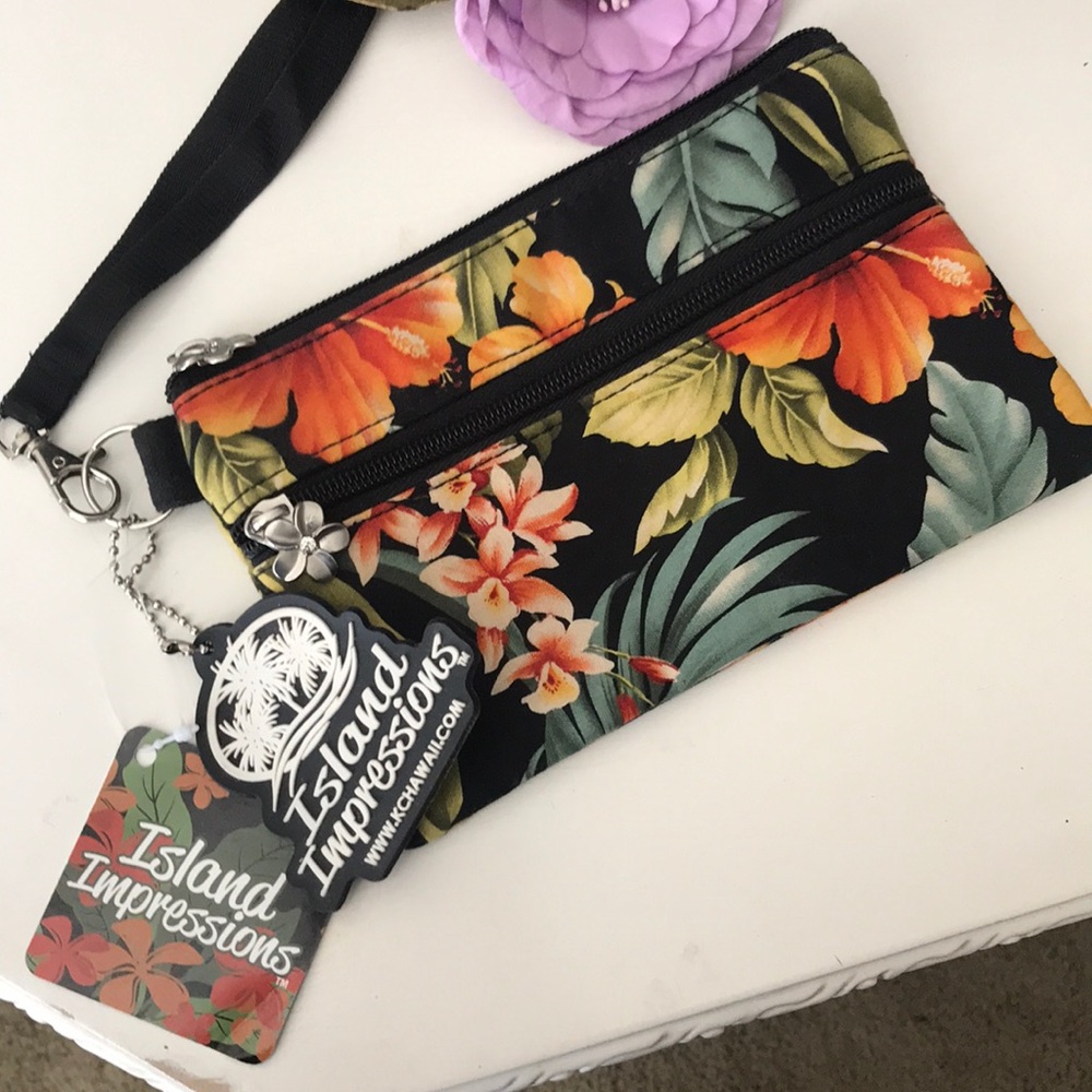 NWT Hawaiian Hibiscus & Plumeria Wristlet